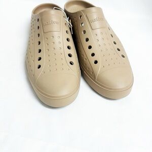 NATIVE “Jefferson Clog Sugarlite” Flax Tan Rubber New! Mens 9 Womens 10 Unisex